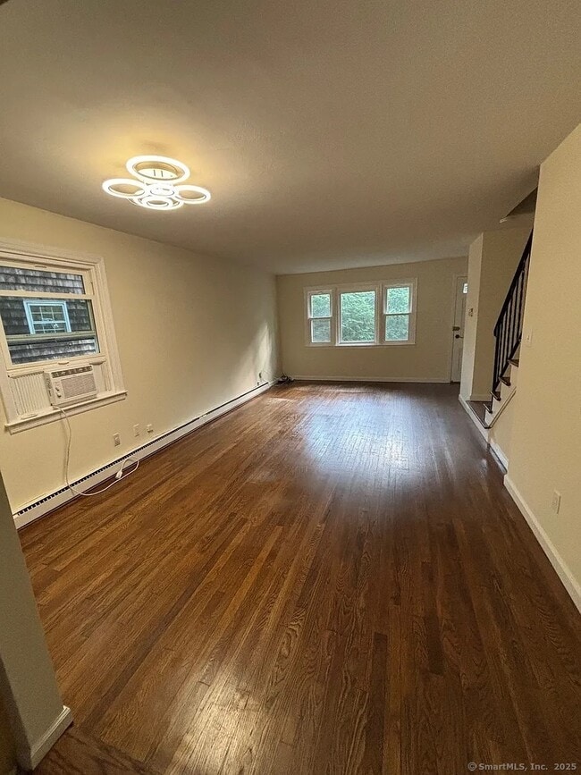 Building Photo - 11 E Hills Dr