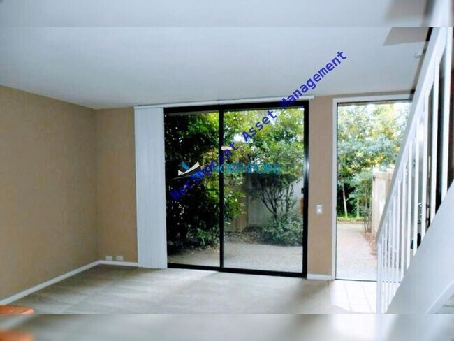 Building Photo - 536 Woodside Oaks