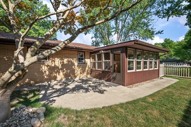 Building Photo - 1686 N Teakwood Dr