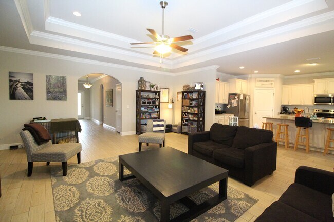 Building Photo - 4 bed / 2.5 bath POOL home with 1/2 acre l...