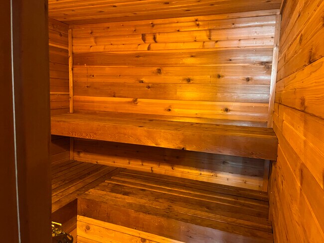Different levels with lots of sitting space or to lie down - 2619 15th Ave
