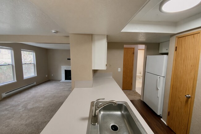 Building Photo - 2 Week Special - 3BR Home w/ Garage, Yard & Fireplace