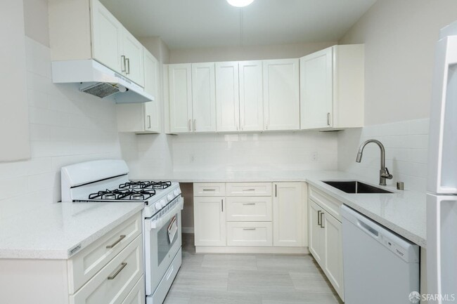 Building Photo - 910 Bay St