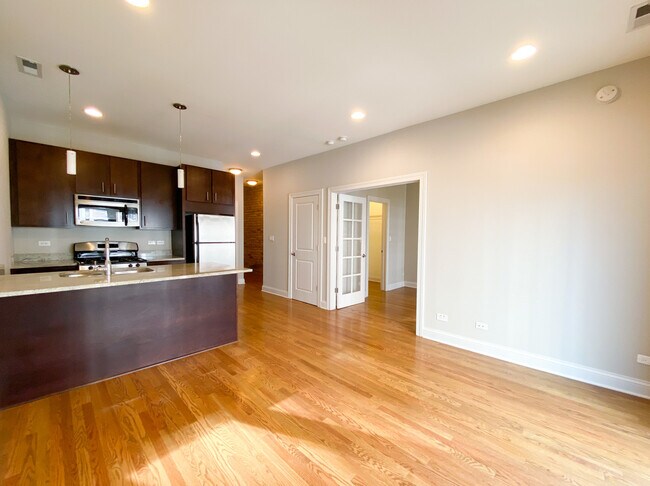Foto del edificio - 421 W Belmont Ave