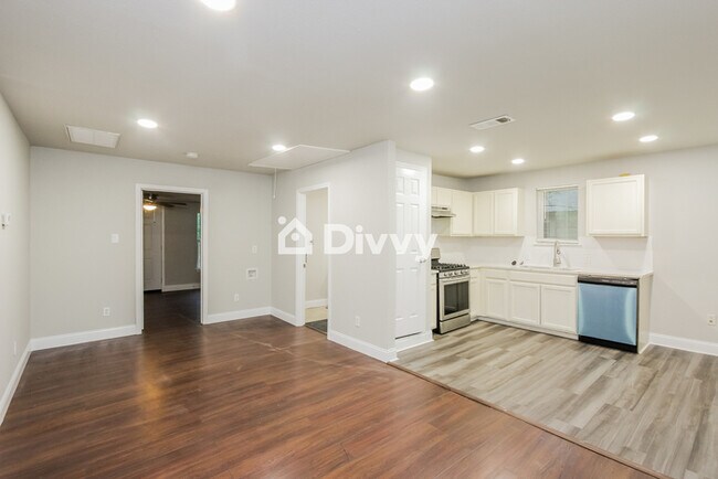 Building Photo - 3819 Pine St, Dallas, TX 75210