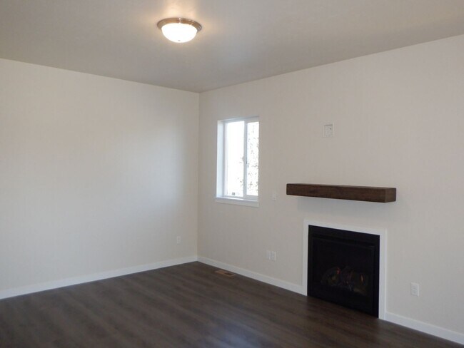 Building Photo - 3 Bed/2.5 Bath Townhome with Water/Sewer/G...