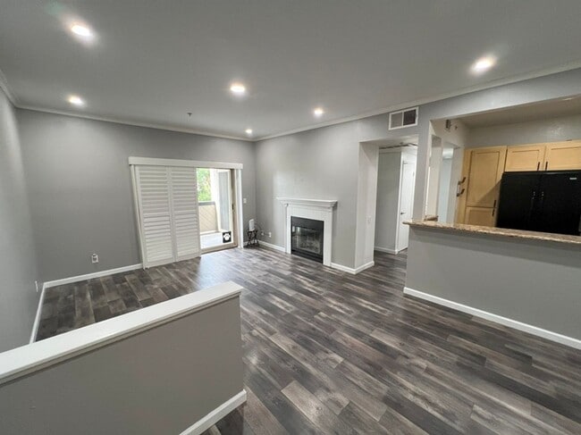 Building Photo - STUNNING 2bd/2ba PET FRIENDLY, UPDATED, LV...