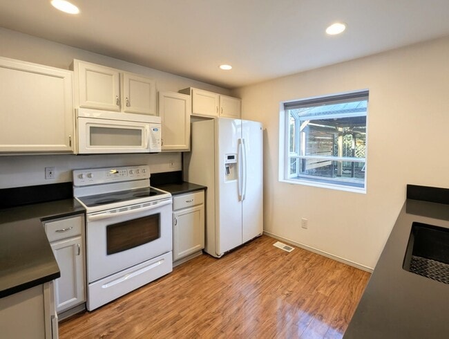 Building Photo - 3bd/2.5ba Everett Home