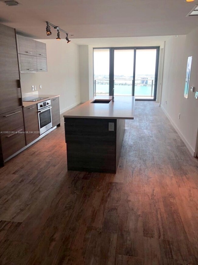 Foto del edificio - 650 NE 32nd St
