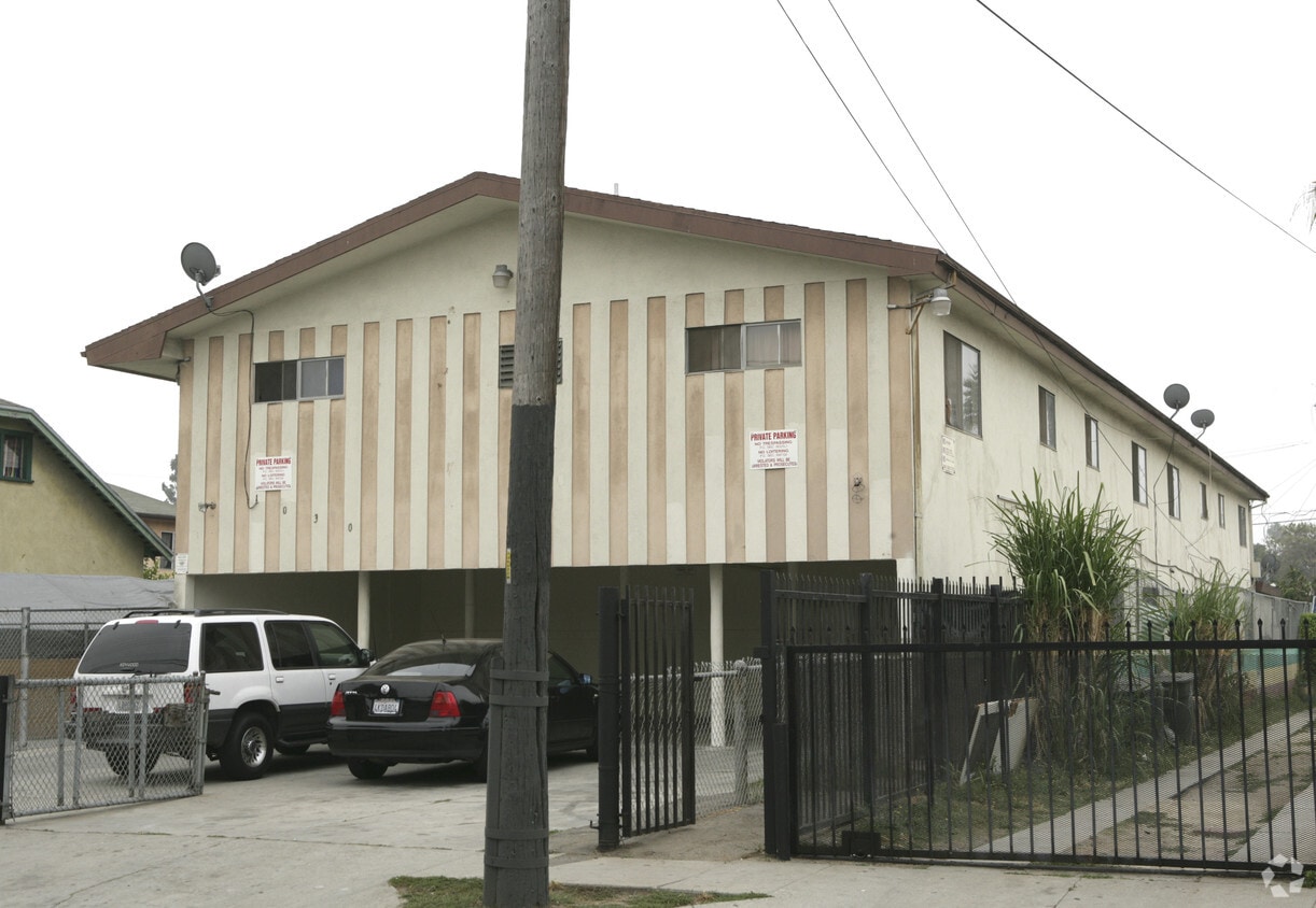 Building Photo - 1030 W 93rd St