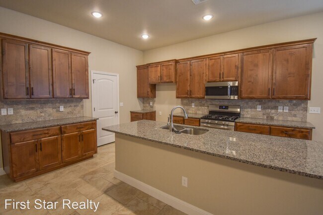 Foto del edificio - 4 br, 2 bath House - 6106 NW Sherman St
