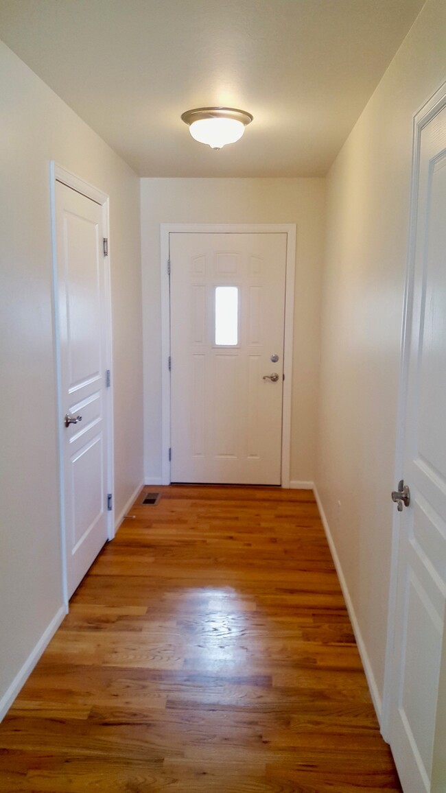 Building Photo - 2801 Glen Oak Dr