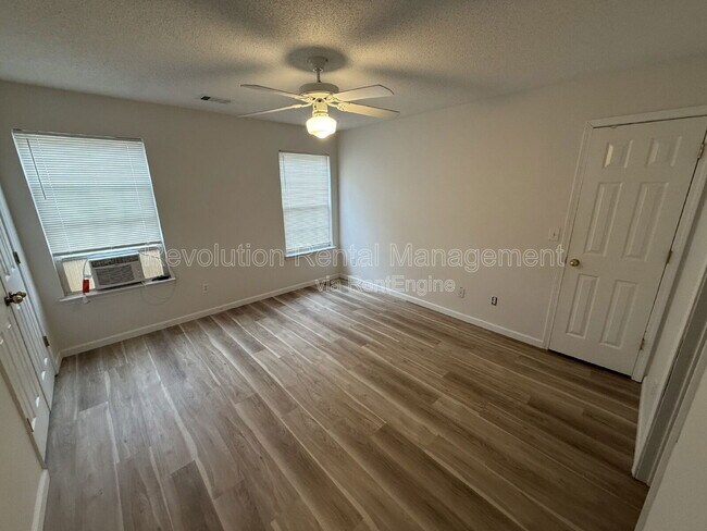 Foto del edificio - 3045 Lakeside Cir