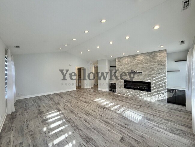Foto del edificio - 272 Blue Spruce Ln