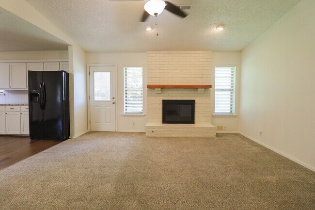 Building Photo - BA 4 Bedroom Home Available For Immediate ...