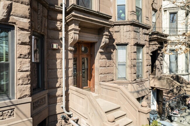 Entrada - 1022 Hudson St