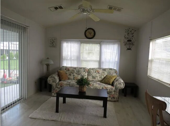 Foto del edificio - Cozy 1 bedroom in 55+ Resort Style Community
