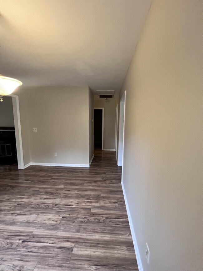 Foto del edificio - 8326 Summerglen Cir