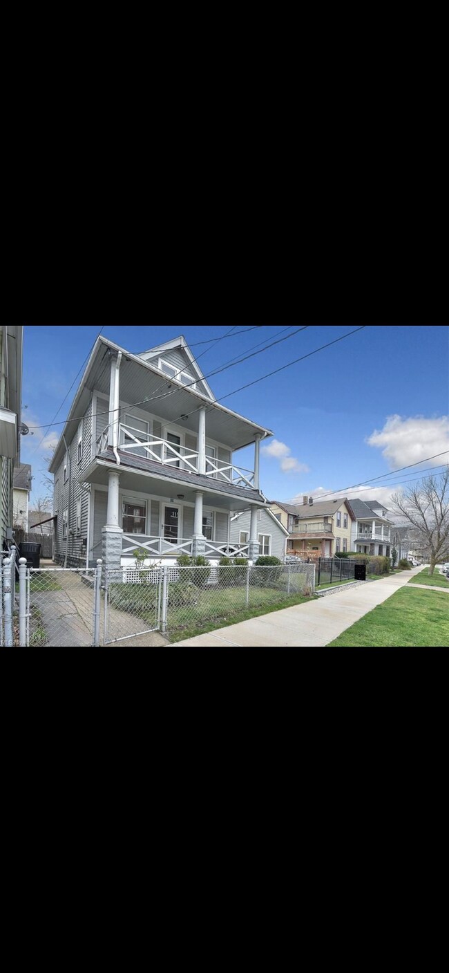 CONTEMPORARY LIVING IN TREMONT - 929 Jefferson Ave