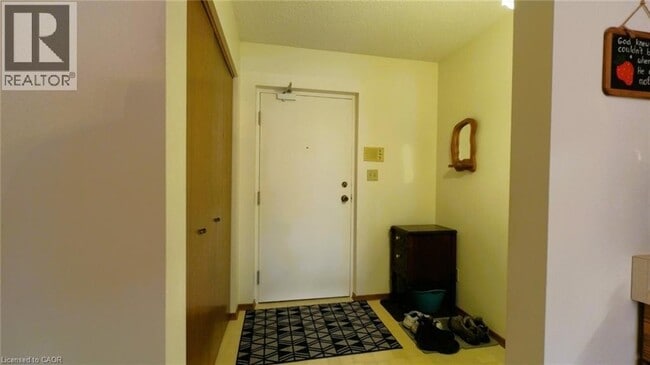 Building Photo - 470 Elizabeth St E