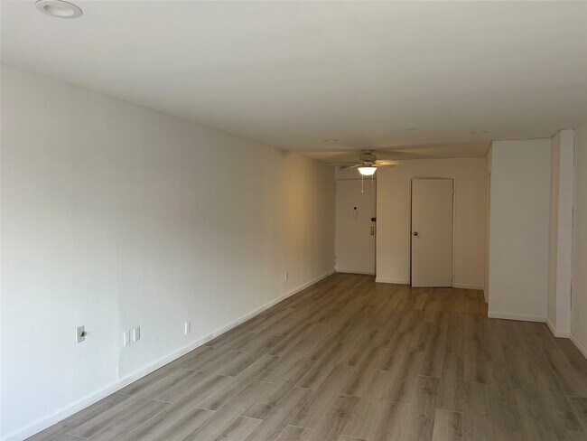 Foto del edificio - 740 E Broadway