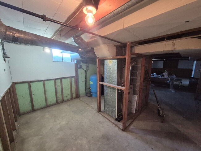 Foto del edificio - Refurbished home with Basement and large yard