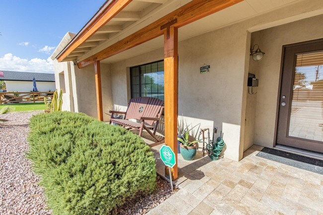 Foto del edificio - 8132 E Jackrabbit Rd