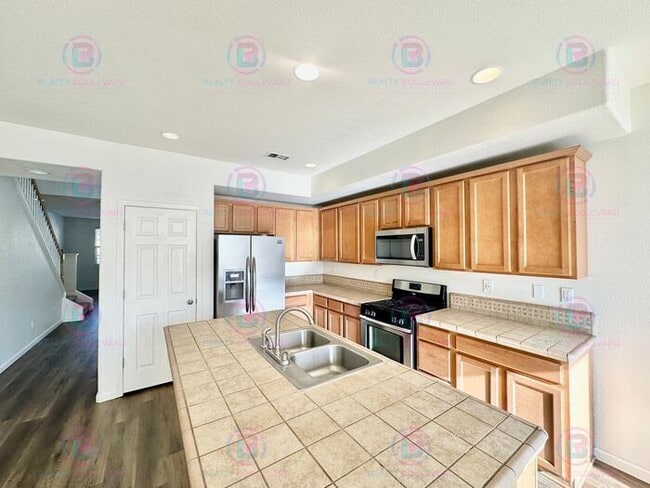 Foto del edificio - 1/2 Month Free - Look & Lease Same Day!!! Spacious 4-Bedroom 3 Bath, 3 Car Garage Home with Loft,...