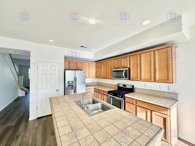 Foto del edificio - Spacious 4-Bedroom 3 Bath, 3 Car Garage Home with Loft, Living Room and Family Room Outdoor Kitch...