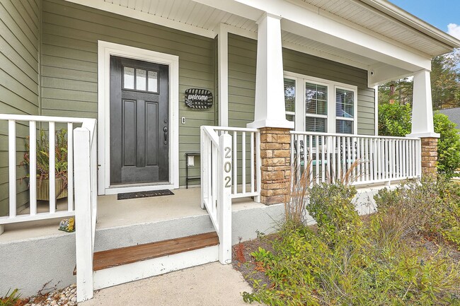 Building Photo - Spacious and updated home in Bluffs at Ash...