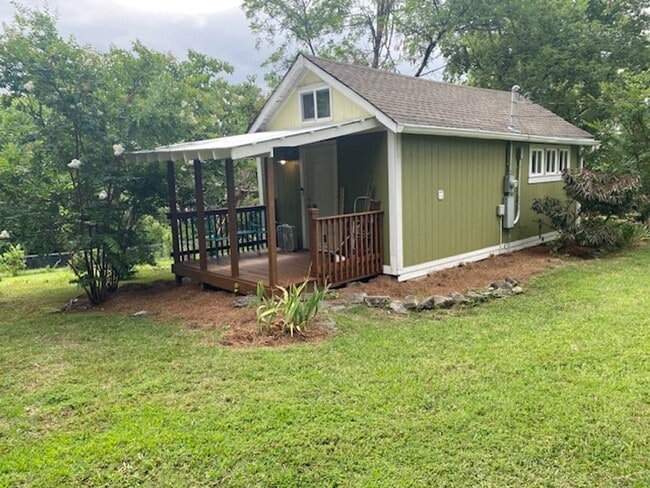 Building Photo - Furnished Tiny House!