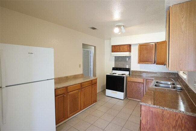 Building Photo - 5734 Lyndhurst Dr