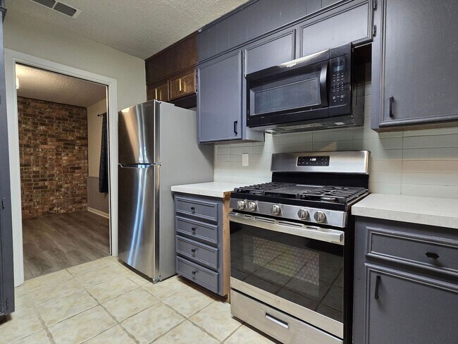 Foto del edificio - PRICE REDUCTION/SECTION 8 ACCEPTED - AVAIL...