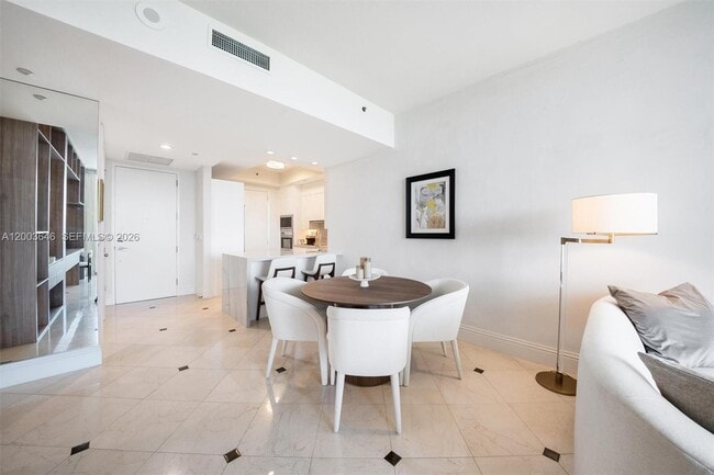Foto del edificio - 100 South Pointe Dr