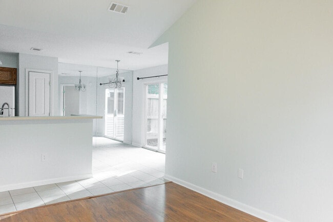 Foto del edificio - 206 Parkwood Cir