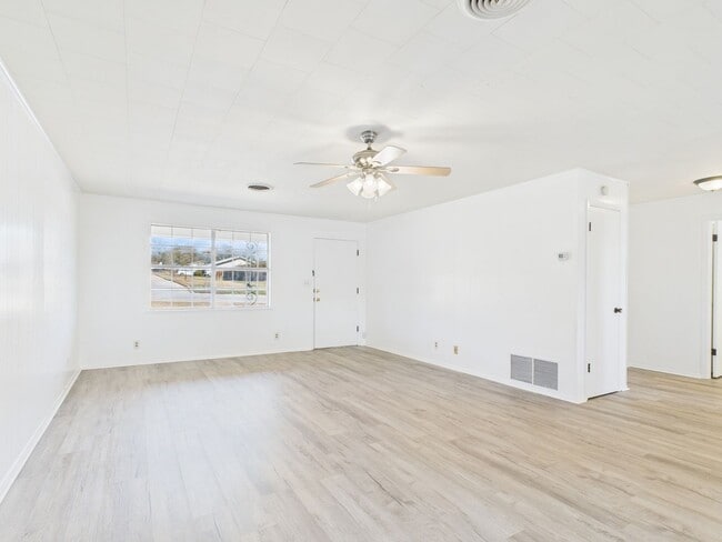 Foto del edificio - 100 NW Hills Dr