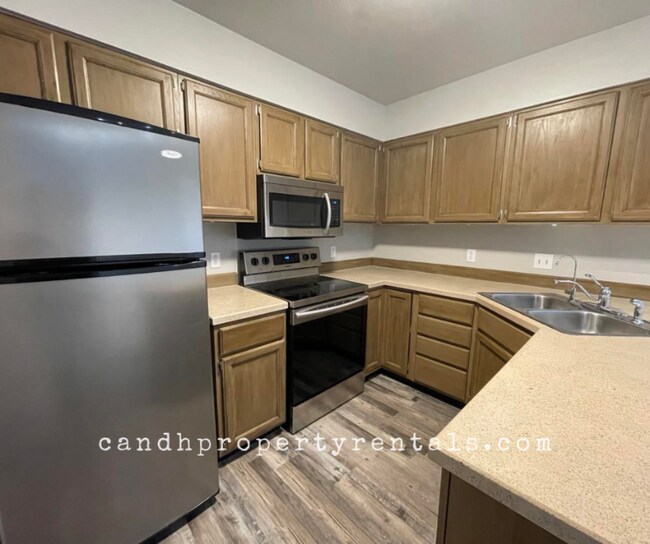 Building Photo - 3219 Rosebud Dr