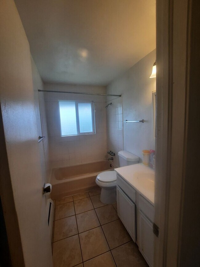 Foto del edificio - 2 bedroom near downtown Golden | Lots of natural light | Deck