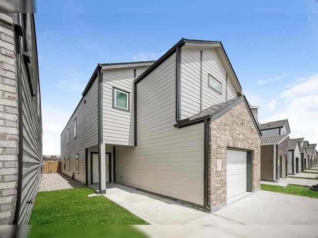 Building Photo - 15308 Estrella Rd E