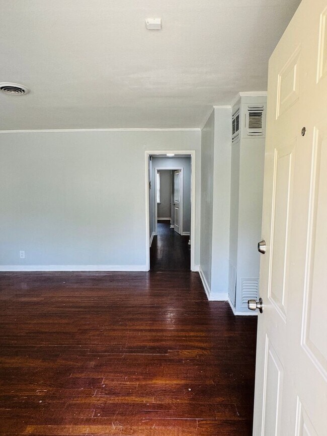 Building Photo - Spacious 3 Bedroom / 2 Bath Home – Designe...