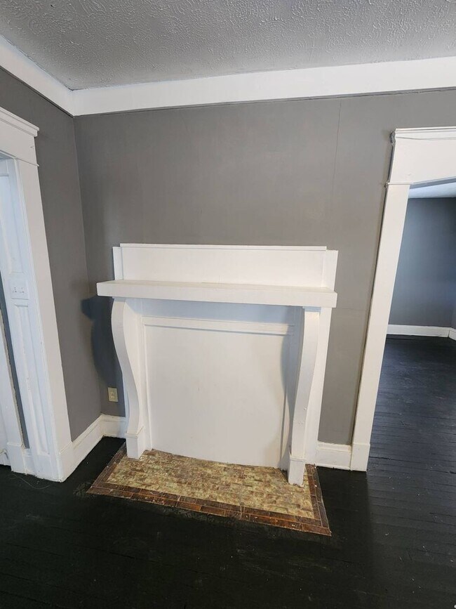 Building Photo - Charming 3-Bedroom Property in Prime Location