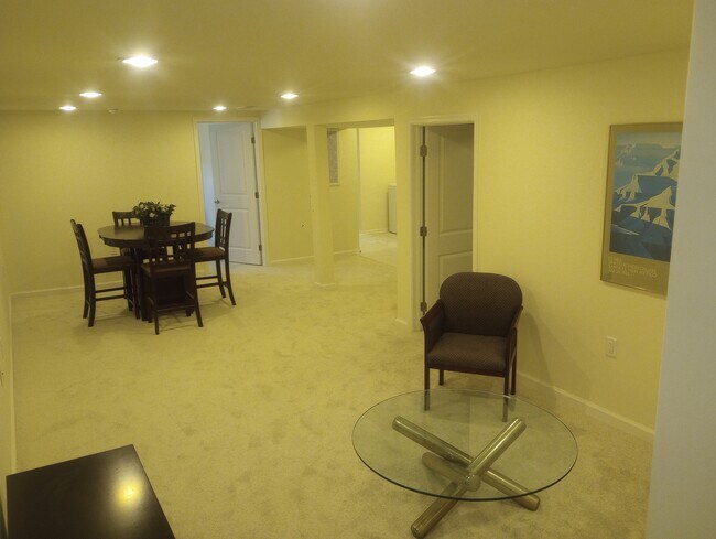 Foto del edificio - 209 E 3rd St
