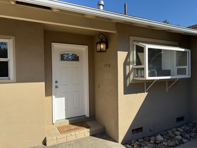 Foto del edificio - Updated single story home!