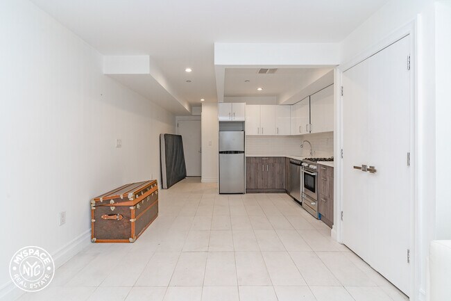 Building Photo - 656 Chauncey St