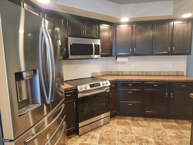 Building Photo - Charming single level 4 bedroom home in Crimson Point community. Spacious open floor plan, oversi...