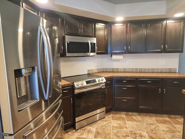 Foto del edificio - Charming single level 4 bedroom home in Crimson Point community. Spacious open floor plan, oversi...