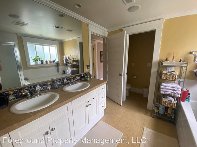 Building Photo - 5 br, 3 bath House - 4739  Latona Ave NE