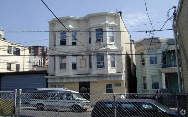 Foto del edificio - 416 Monastery Pl