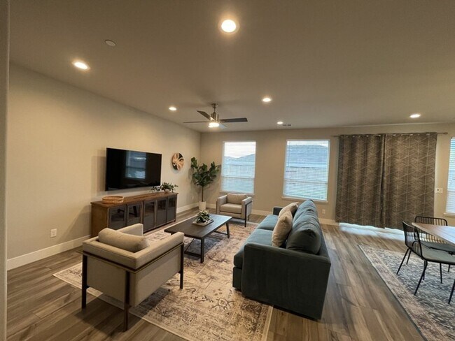 Foto del edificio - Gorgeous 4 bedroom home in Quaint Town of  Winters CA