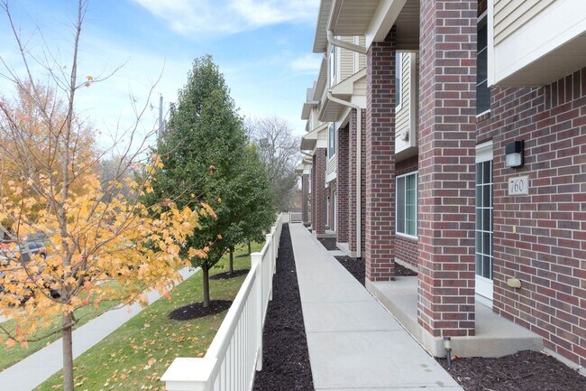 Foto del edificio - Luxury Iowa City townhouse close to UIHC and Kinnick